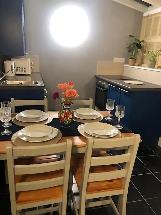 Beautiful 2 Bedroom Garden Flat In Great Location Bristol Apartment