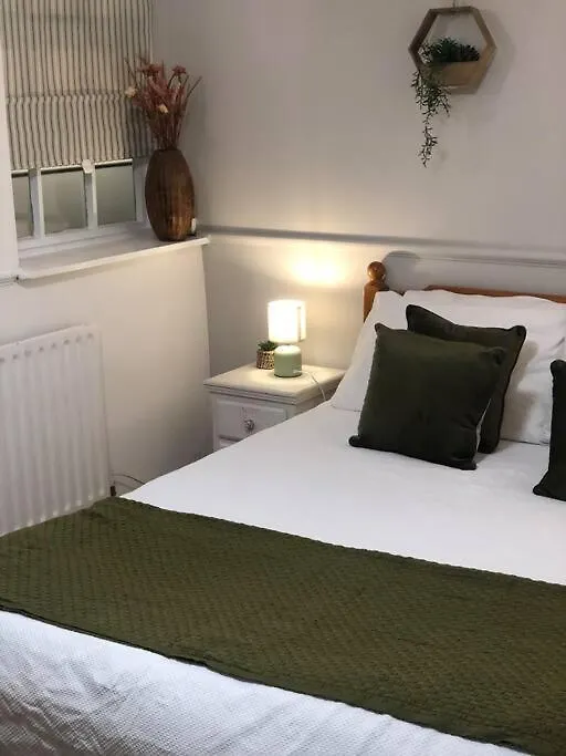 Beautiful 2 Bedroom Garden Flat In Great Location Bristol