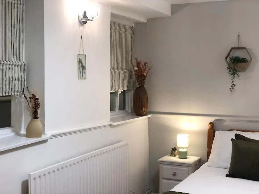 Beautiful 2 Bedroom Garden Flat In Great Location Bristol United Kingdom