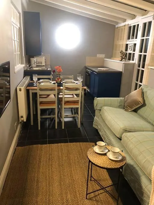 Beautiful 2 Bedroom Garden Flat In Great Location Bristol Apartment