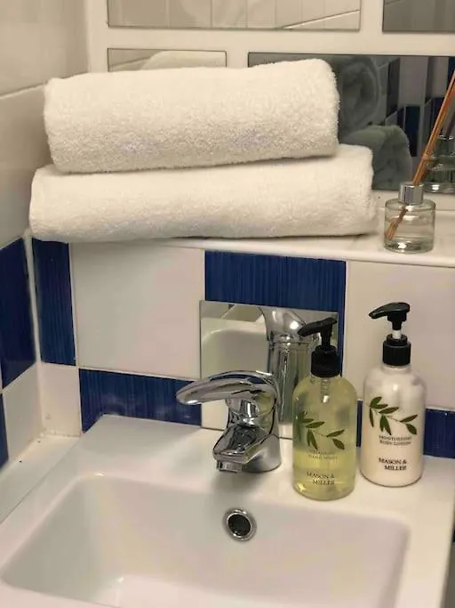 Beautiful 2 Bedroom Garden Flat In Great Location Bristol 0*,  United Kingdom
