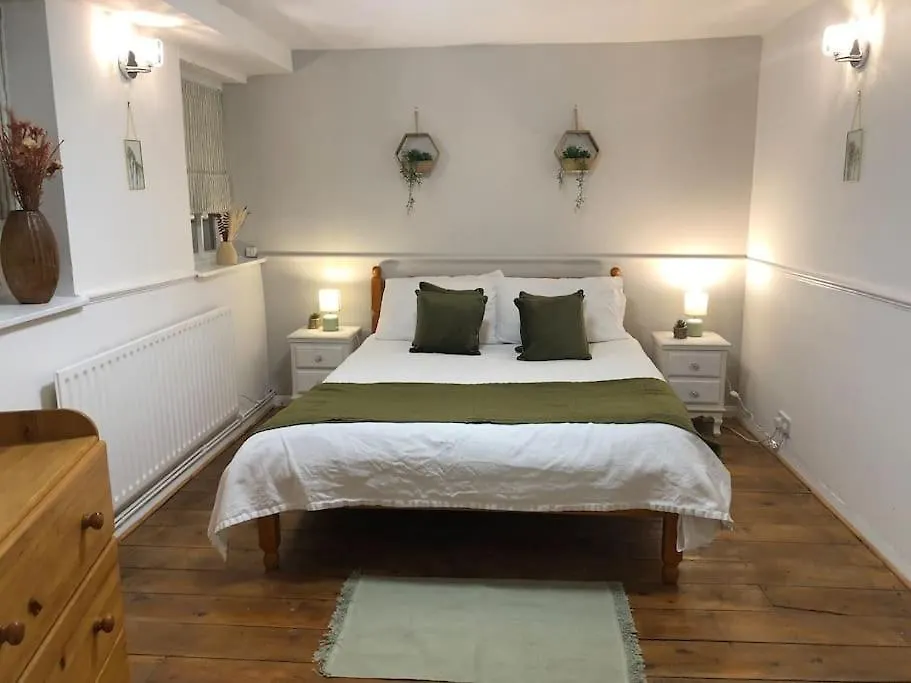 Beautiful 2 Bedroom Garden Flat In Great Location Bristol Apartment